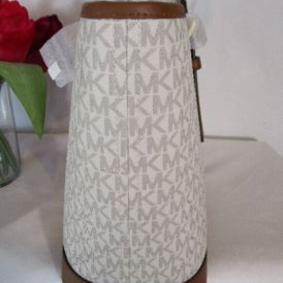 M Kors LARGE Jet Set Travel Tote Leather Trim NWOT - Picture 4 of 10